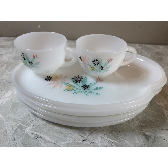 Vintage Atomic Flower White Federal Milk Glass Snack Plates 4 Plates 2 Cups MCM - Picture 2 of 7